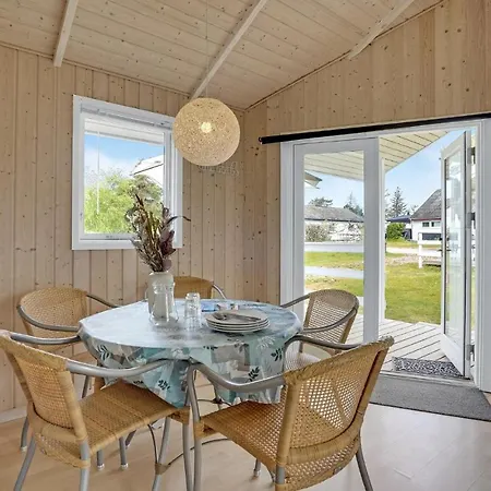 Feriehus 2 Bedroom Awesome In Nordenbro Vesteregn