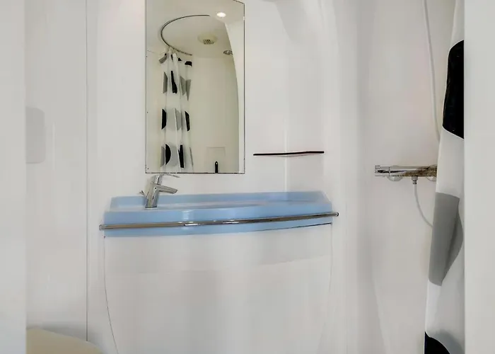 2 Bedroom Awesome In Holiday home Humble